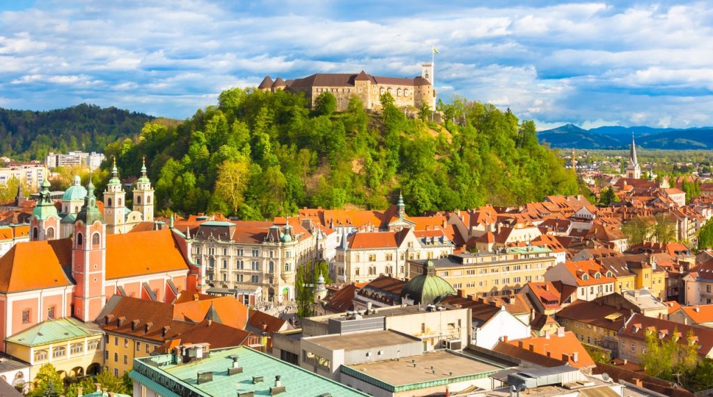 丘の上に建つリュブリャナ城　(C)www.slovenia.info