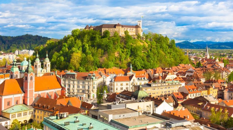 丘の上に建つリュブリャナ城　(C)www.slovenia.info